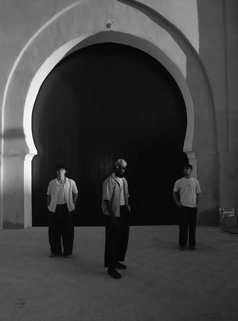 Photographie de groupe montrant Clarence Caumartin, Amery Deurveilher et Benjamin Blanc lors d’un séjour au Maroc.