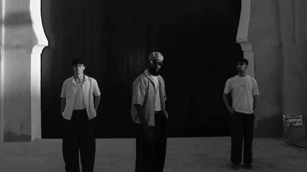 Photographie de groupe montrant Clarence Caumartin, Amery Deurveilher et Benjamin Blanc lors d’un séjour au Maroc.