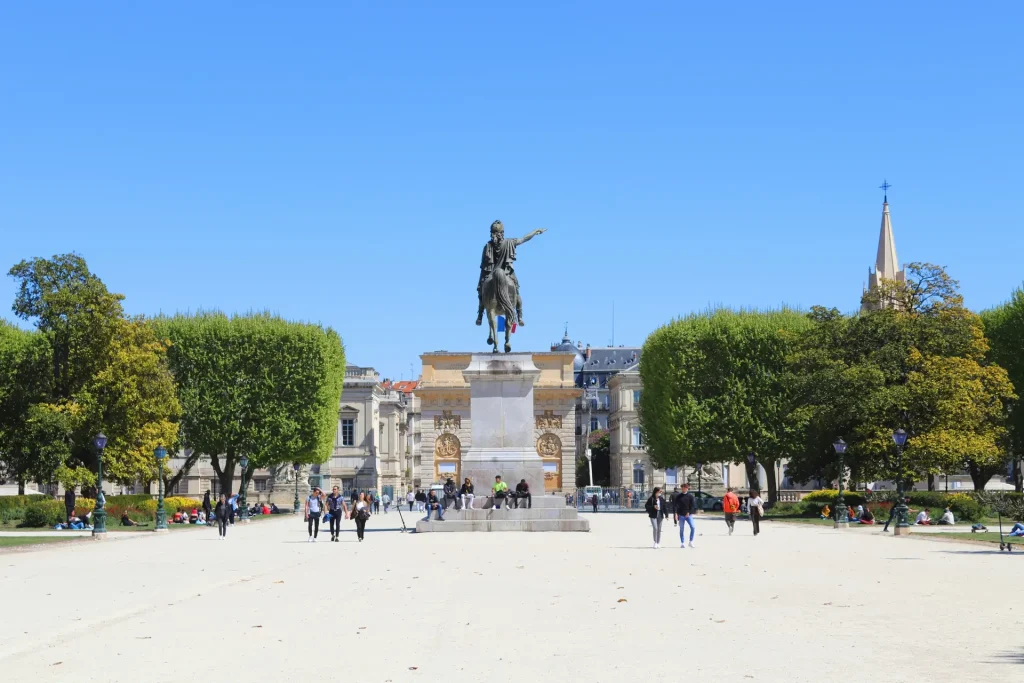 Statue de Louis XIV sur l’esplanade du Peyrou, avec l’arc de triomphe de Montpellier en arrière-plan.