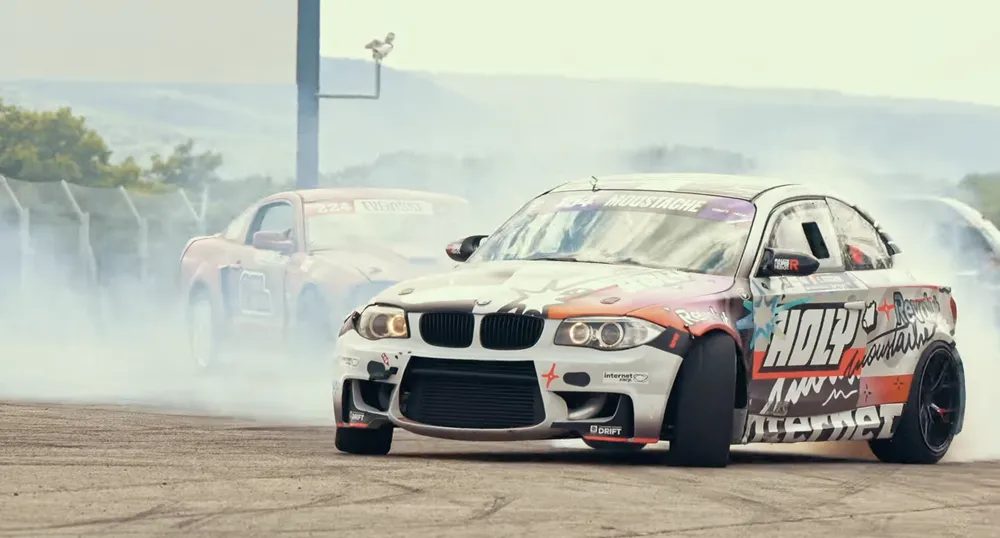 Voiture de drift en action lors d'un tournage pour les réseaux sociaux, image temporaire.